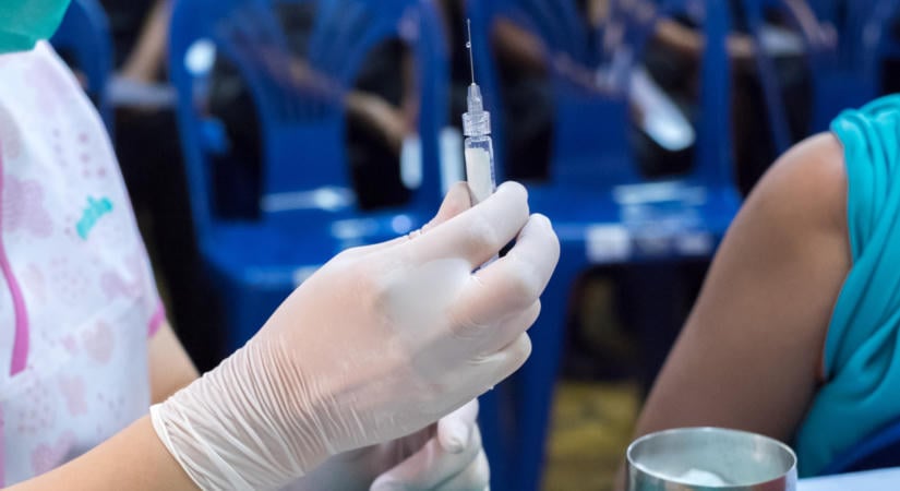 Alábbhagyott az oltási lelkesedés az Egyesült Államokban: azonnal megérezte a globális gyógyszergyártó