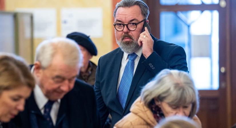 L. Simon László szerint Orbán János Dénes pénzügyei joggal sokkolták a magyar irodalmi életet, és le kéne mondania MMA-tagságáról