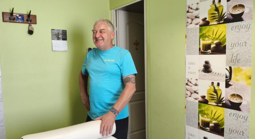 „Egy köszönöm nekem többet ér, mint a fizetésem” – Görgényi Gábor öt éve gyógymasszőr Vásárhelyen