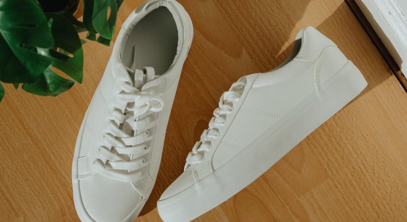 Te bepakolod a szekrénybe vagy ott hagyod a küszöbön? Ez mondja a pszichológia az ajtó előtt hagyott cipőkről