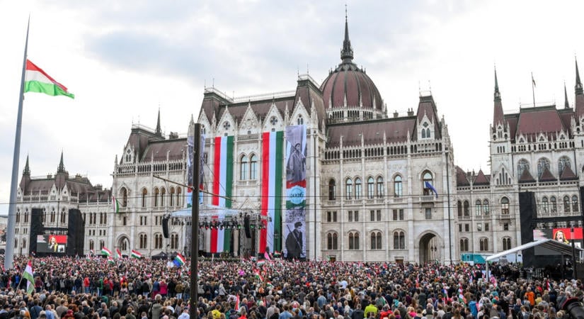 Magyar Péter: az istenadta nép követelte, hogy a kommunizmus távozzon