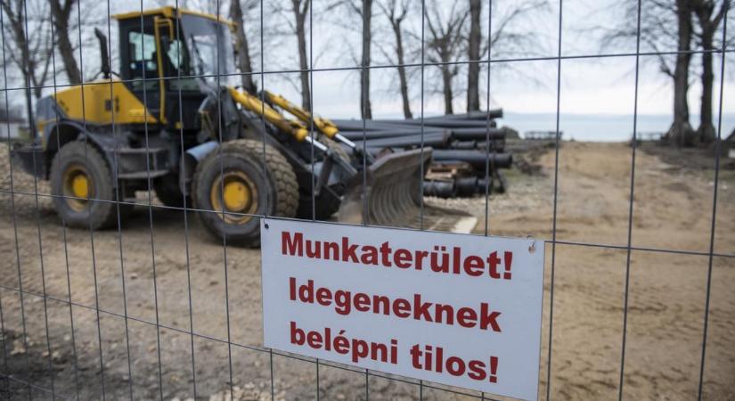 A civilek akarata nem számít, épül a balatonföldvári kikötő