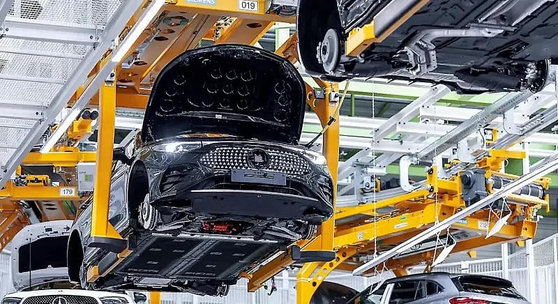 Gyárbezárásokra figyelmeztette dolgozóit a Mercedes
