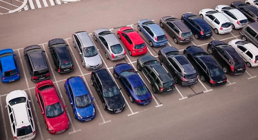 Kamerás autó ellenőrzi a parkolást. Mi marad a parkolóőr dolga?