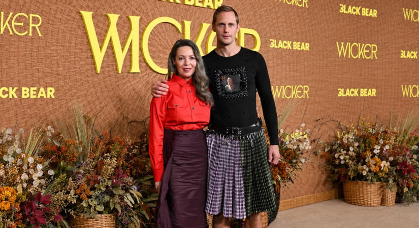 Alexander Skarsgård Olivia Colman arcát viselte a premierjén, méghozzá szoknyával