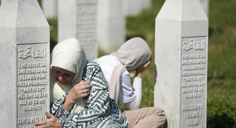 Tíz új koporsó Potočariban: Srebrenica sebei harmincegy év után sem gyógyultak be