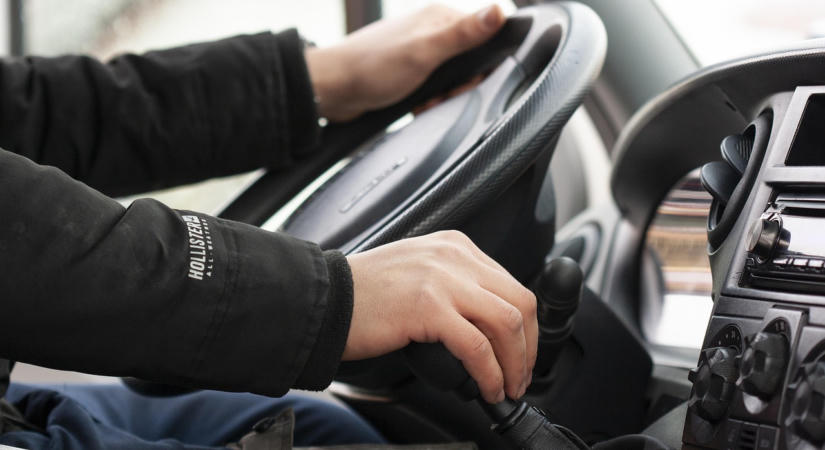 Kivonták a háromszoros eltiltás ellenére is volánhoz ült férfit