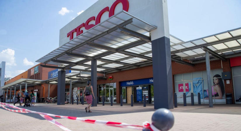 Betörtek a kis Tesco egyik üzletébe Kecskeméten, nyomoz a rendőrség  fotók