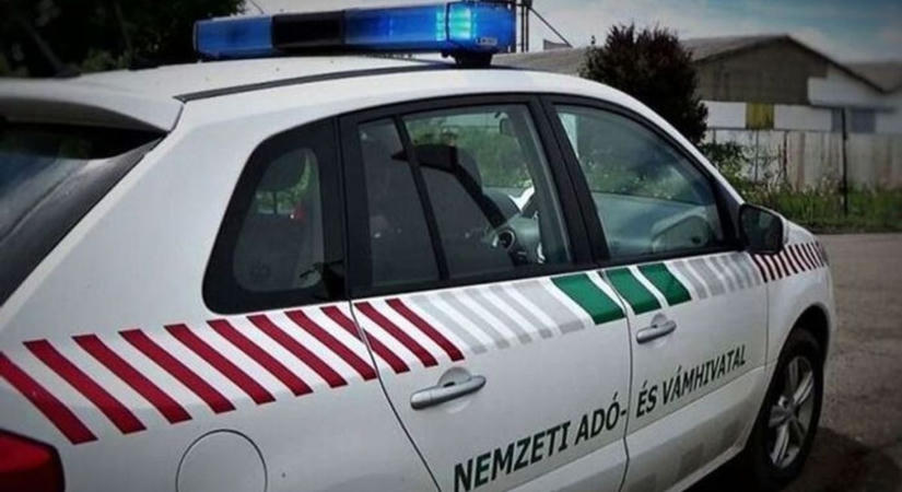 Nem hitték el, amit a kisbusz falában találtak a pénzügyőrök