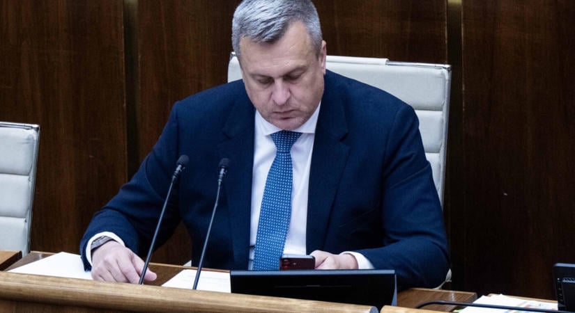 Danko törvénnyel szabályozná a közvélemény-kutatókat