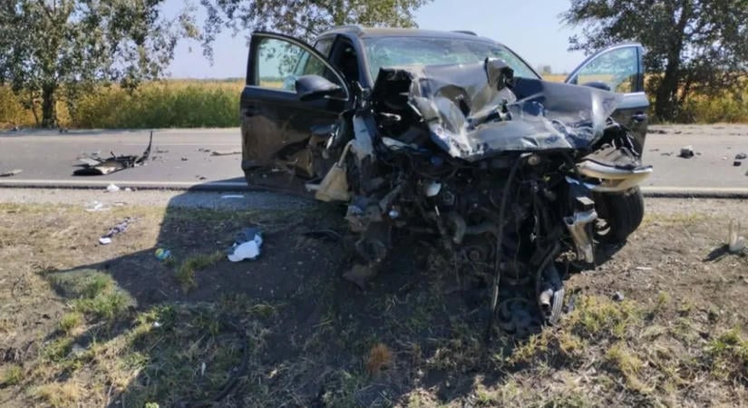 Totálkárosra tört egy autó, durva balesetben sérültek meg öten a 4-es főúton