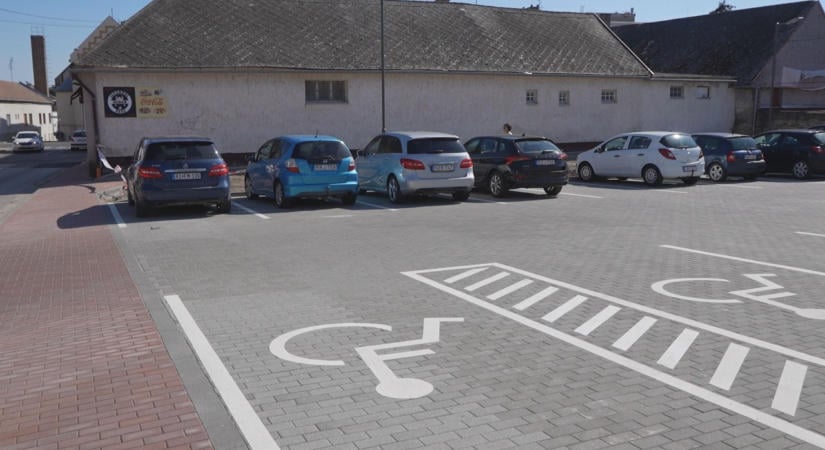 Elkészült a parkoló, de a zöldfelületek kialakítására még várni kell