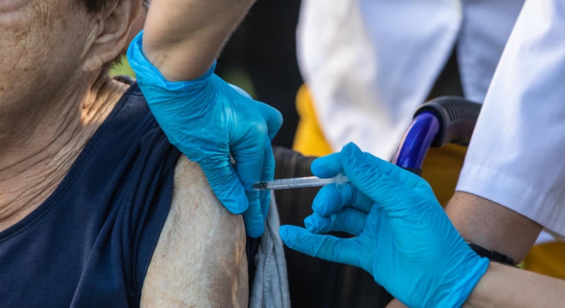 Mélyponton stagnál az influenza elleni védelem: a 65 év felettiek alig több mint egyhatoda kapott ingyenes oltást
