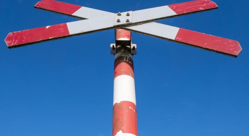 Azonnali közlemény a MÁV-tól – kisteherautóval ütközött egy InterCity