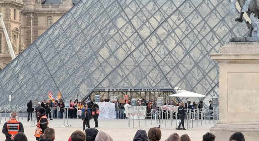 Eltorlaszolták a Louvre bejáratát, folytatódnak a zavargások Franciaországban