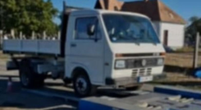 Hamis fékadatokkal hosszabbították meg egy teherautó műszakiját (videó)