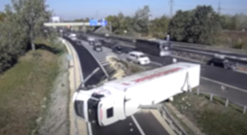 Az utolsó pillanatban gondolta meg magát a kamionos az M1-esen, hatalmas borulás lett belőle