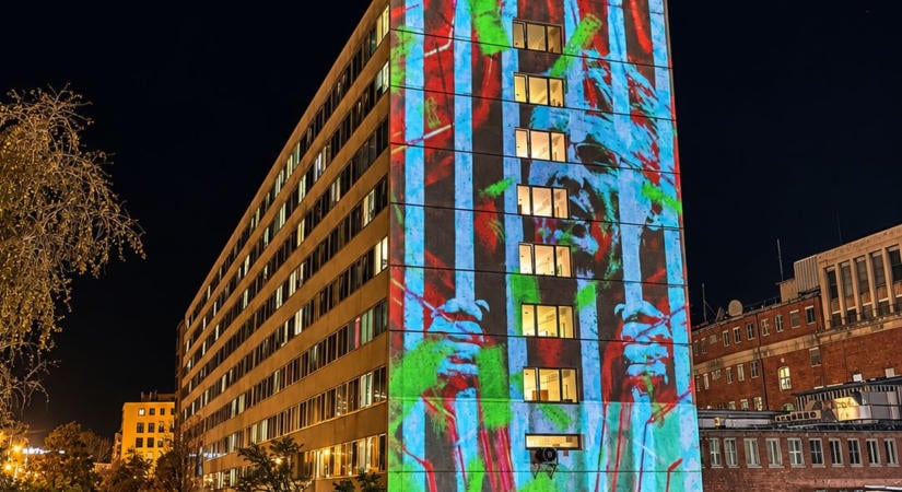 Rácsok mögött, pénzesőben tűnt fel Hankó Balázs egy kollégium oldalát díszítő fényfestésen