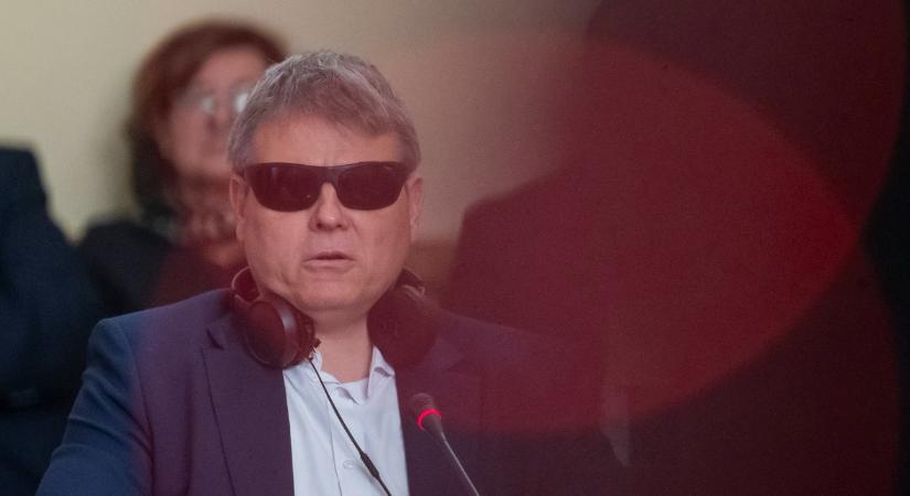 Gúnyolódtak a látássérült miniszteren