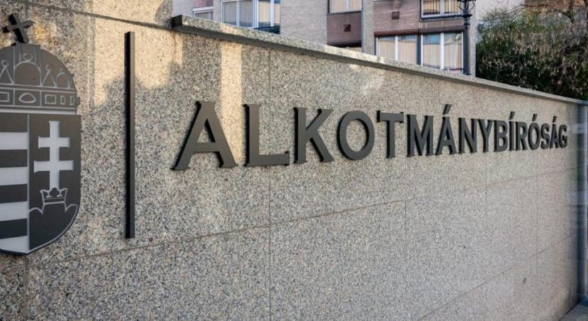 A Fidesz és a KDNP képviselői az Alkotmánybírósághoz fordultak a 17. alkotmánymódosítás miatt
