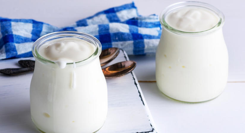 Mindössze 2 hozzávalóból készül, és elképesztően krémes: íme a házi görög joghurt, amit soha többé nem veszel majd a boltban