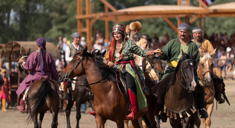 A hunok aranykoronája meghódította a Kurultaj résztvevőit