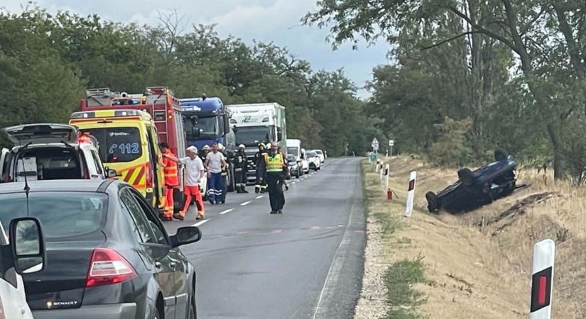 Árokba borult egy autó a 63-as főúton – félpályán halad a forgalom