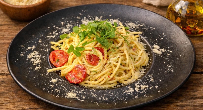 A nyár mediterrán ízei a tányéron: fokhagymás, csilis spagetti