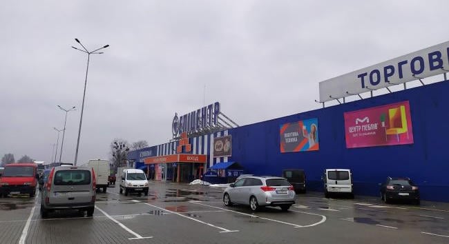 Kovelben egy férfi fejszével támadt emberekre egy hipermarketben, többen megsérültek