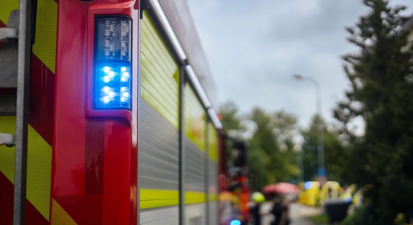 Újabb súlyos baleset az M5-ösön! Teherautó alá szorult egy személyautó Kecskemétnél, ketten kórházba kerültek