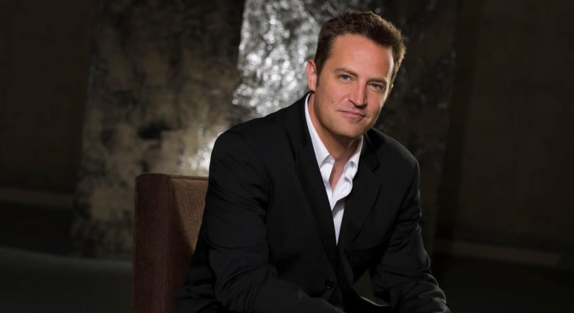 „Odaállt mögém és azt mondta…” – Matthew Perry húga elárulta, miért kezdett el nevetni a színész temetésén