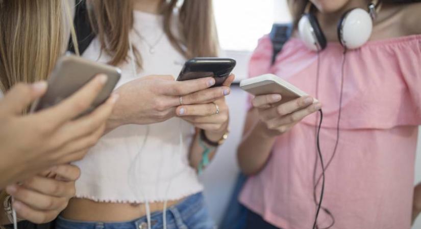 A FOMO-jelenség és káros hatásai az önbizalomra