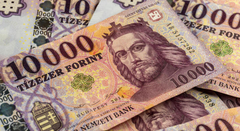 Elindultak a postások az iskolakezdési támogatás első részletével