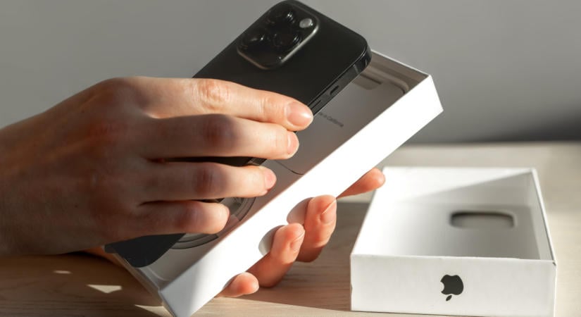 Ennyit kell dolgoznia egy átlagmagyarnak az új iPhone-ért