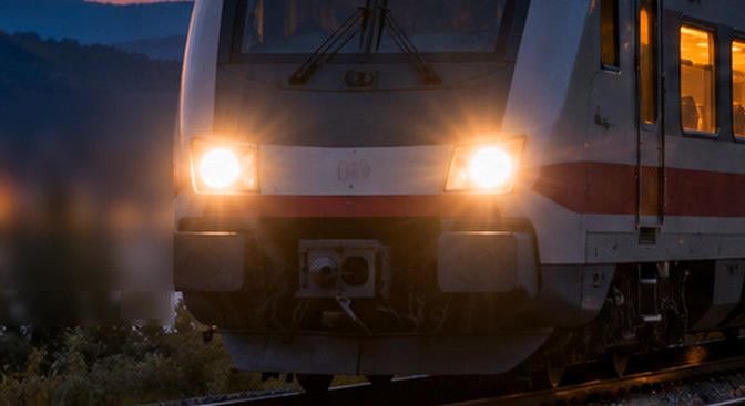 Betonnal megpakolt kézikocsinak ütközött a vonat Ózdnál