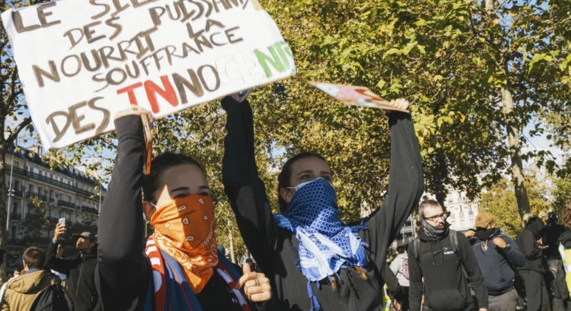 Nyugalomban kezdődtek a tüntetések a francia nagyvárosokban