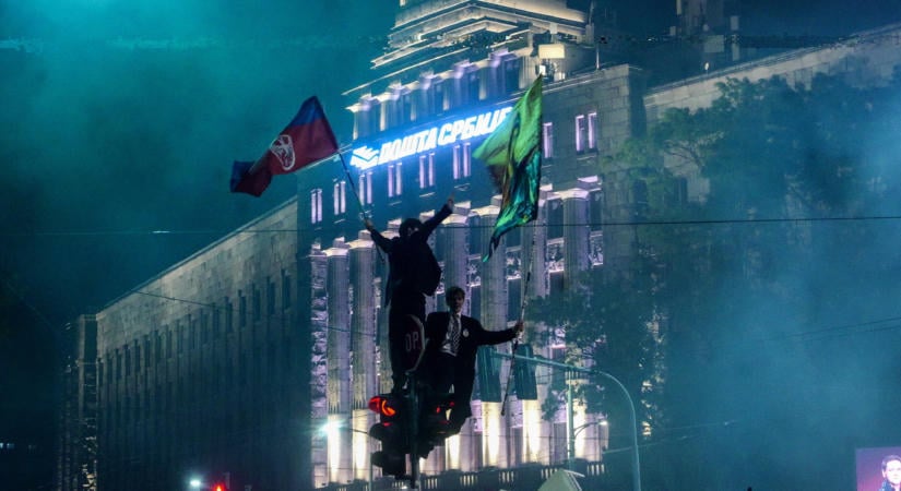 Három ujj a magasban: Belgrád a változást ünnepli