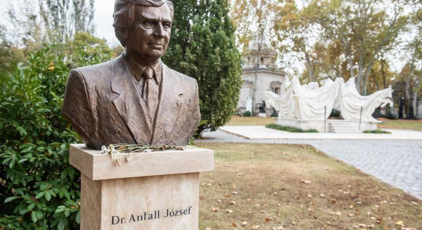 Antall György: Méltatlan az első szabadon választott miniszterelnökhöz a politikai színház