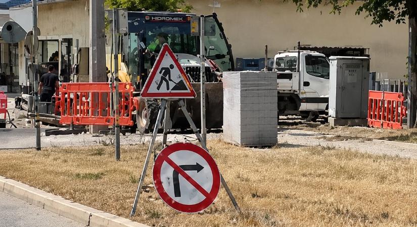 Régi csővezeték cseréje miatt lezárták a Pipacs utcát (videó)