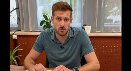 Kirúgták a Szerencsejáték Zrt.-től a fideszes képviselőt, aki a cég székházában vett fel egy kormányellenes demonstrációt beharangozó videót
