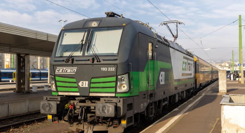 Még mindig áll a vasúti forgalom Hegyeshalom és Bécs között, nehezen szerveződik a pótlás