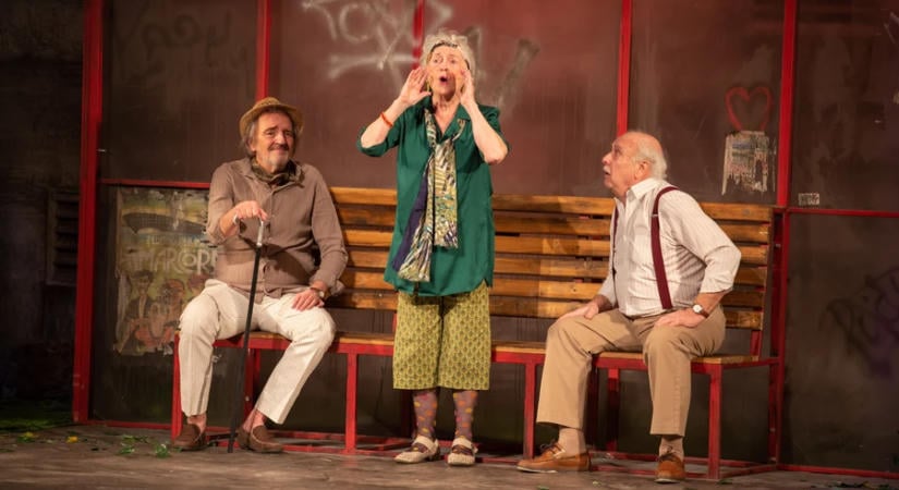Humorral és szeretettel a magány ellen – Hárman a padon Nagykanizsán
