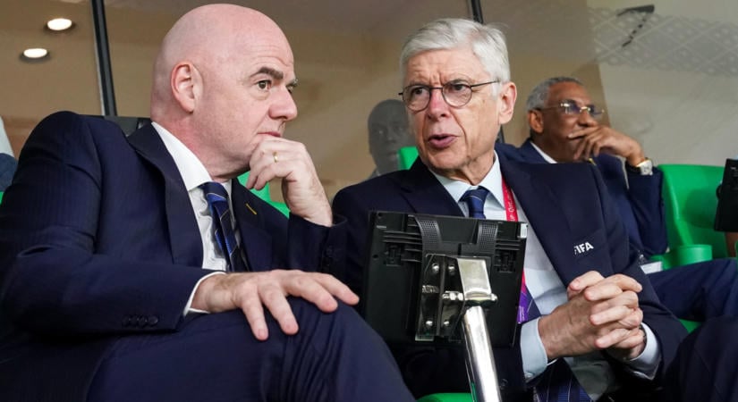Arsène Wengerrel váltanák le a FIFA sokat kritizált elnökét
