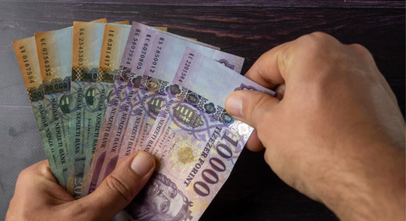 Tovább esik a forint: több mint egy évtizede nem látott fordulat rázza meg a piacokat