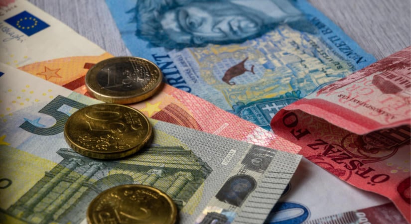 Vegyesen mozgott a forint kora este: így áll most az euróval és dollárral szemben