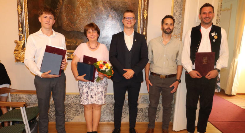 Egész Hajós ünnepelt: átadták a város legrangosabb kitüntetéseit  fotók