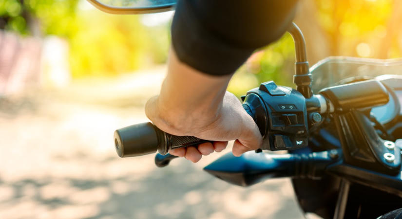 Visszautasíthatatlan ajándékot kapott a 4-es főúton a fuldokló kisfiút megmentő motoros