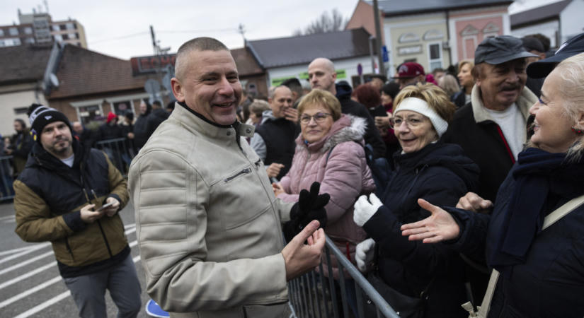 Ruszin-Szendi Romuluszt megbüntették a biztonsági öv nem megfelelő használata miatt