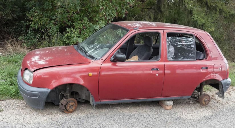 Elhagyott "autócsoda" pihen a 8-as mellett – aki elvinné, kerekekről gondoskodjon! ( fotók, videó)