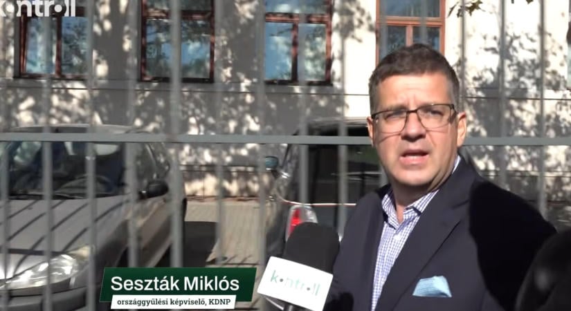 Seszták Miklós bement az ügyészségre